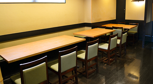テーブル　6人掛け1卓、4人掛け2卓